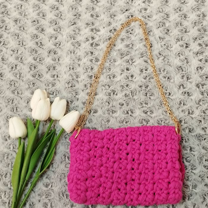 Плетена чанта на една кука с текстилна прежда