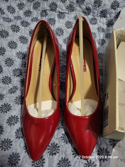 Pantofi cu toc, roșii, de lac