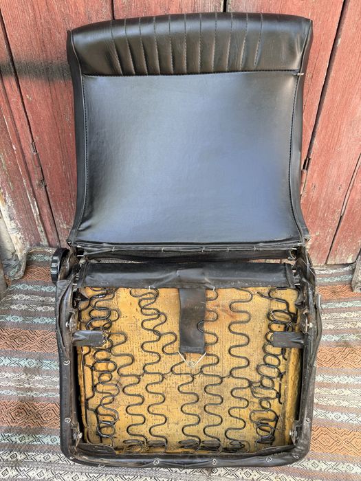 Scaun 11 cusături, ceasuri bord JAEGER, oglinzi cromate, volan Dacia 1300