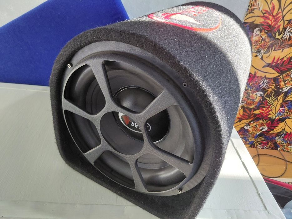 Продам новый сабвуфер 12 дюймов.