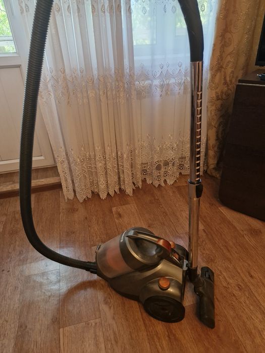 Продам пылесос Elenberg