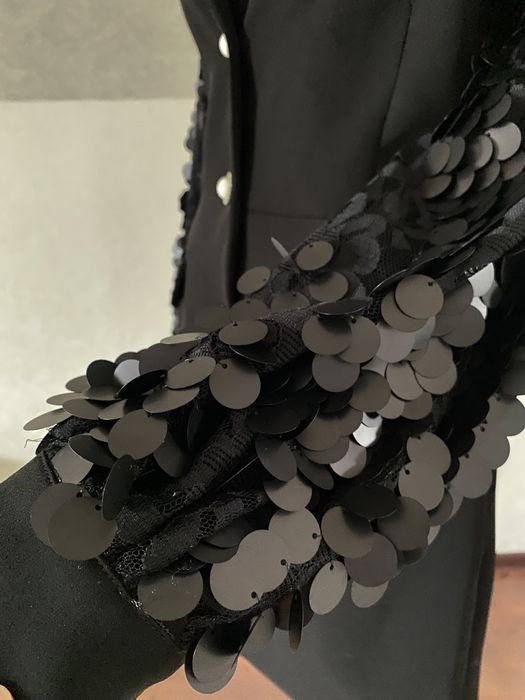 Платье с пайетками на рукавах