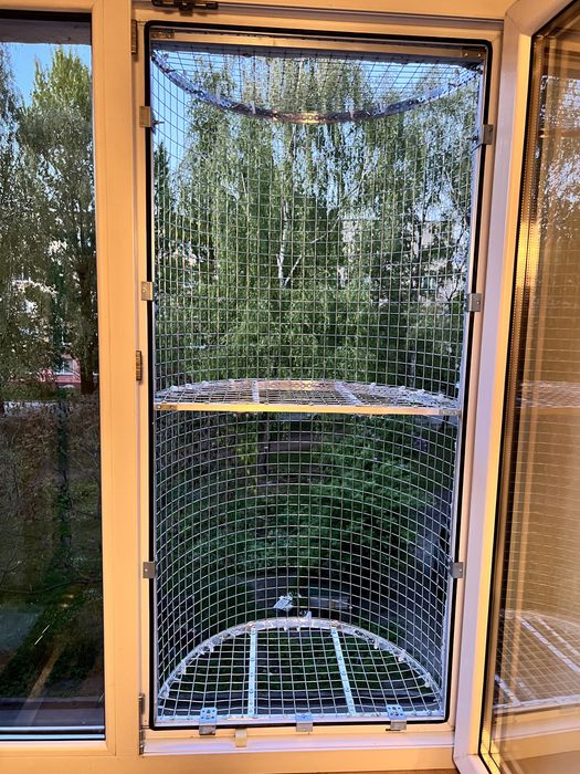 Балкон для кошек на окно