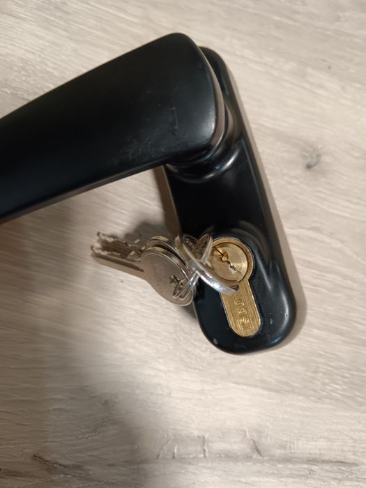 Дръжка за врата с три ключа iseo ИТАЛИАНСКА