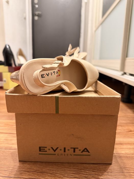 Продам бежевые туфли