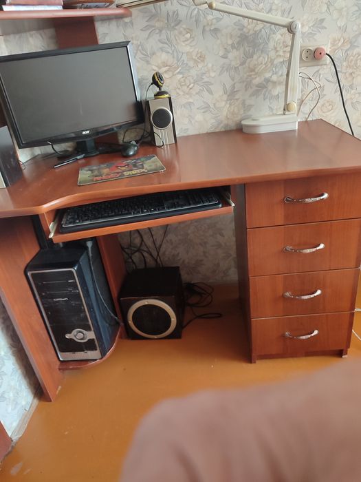 Стол компьютерный