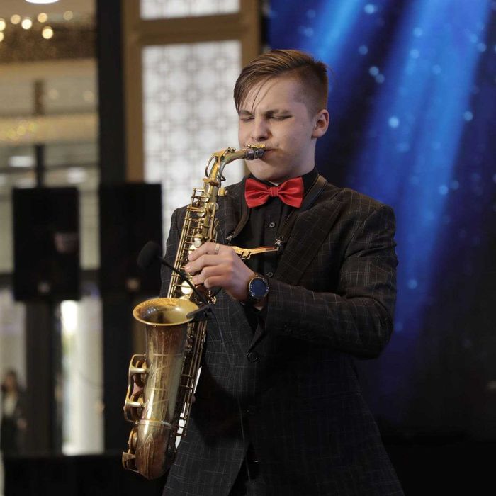 Ведущий - саксофонист - ди-джей  на ваше мероприятие