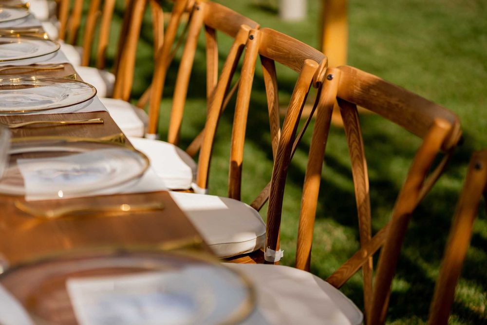 Mobilier rustic pentru evenimente – scaune lemn, mese, veselă premium