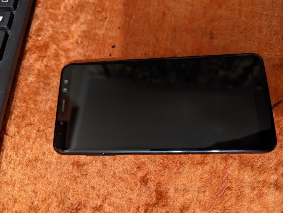 Продам смартфон Самсунг А8г Таб7+