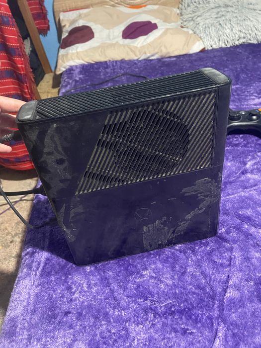 Xbox 360 cu maneta si 3 jocuri