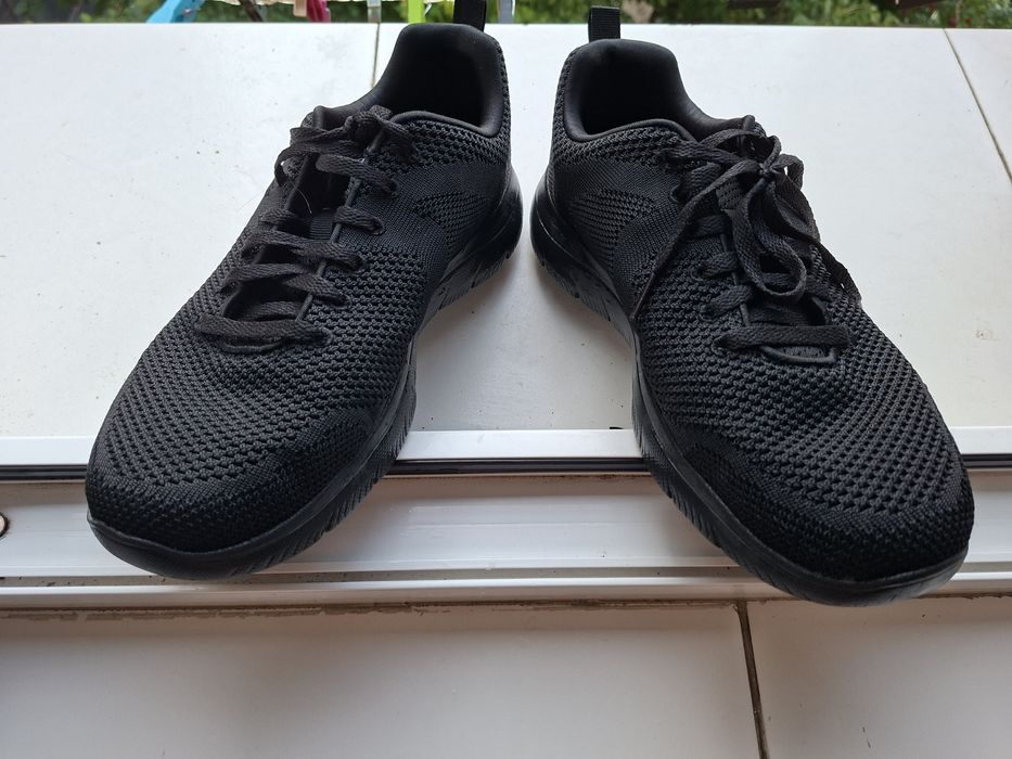 Vand adidasi Skechers