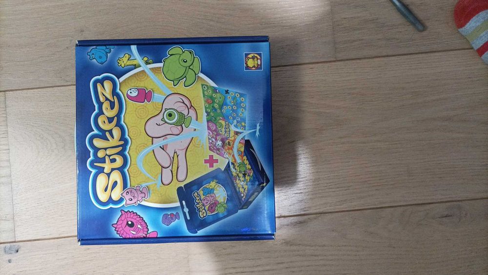 Албуми със стикита, емоджита и топчета