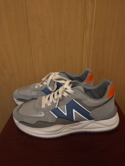 Женские кроссовки