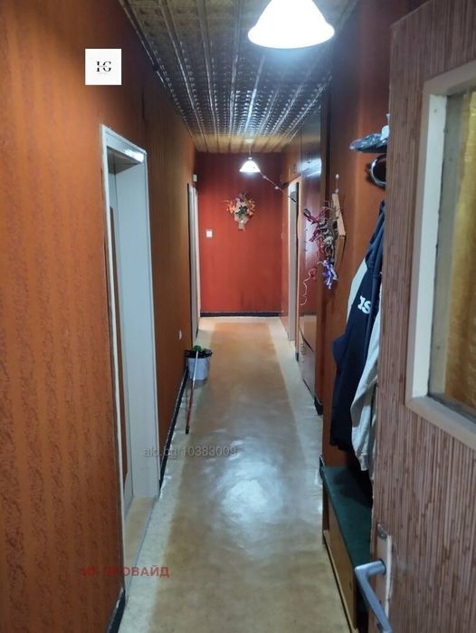 Просторен Жилищен Етаж От Къща С Двор И Гараж Топ Локация До