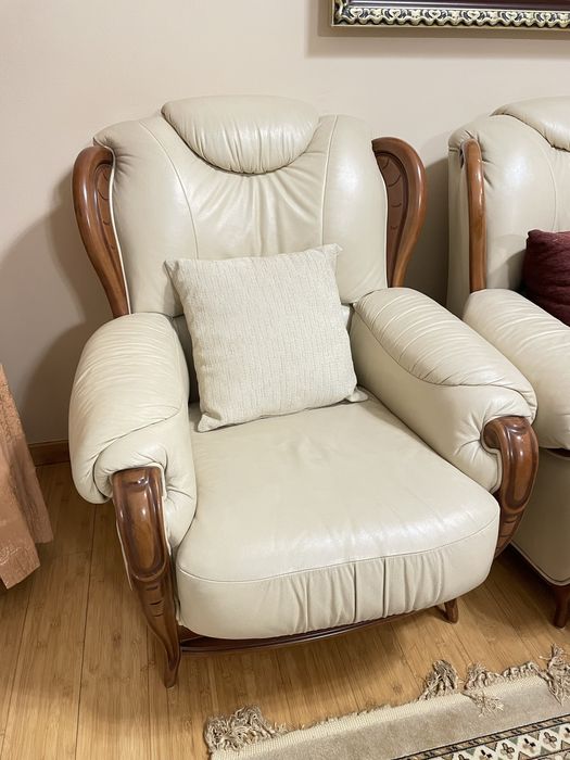 Кожаный диван и 2 кресла