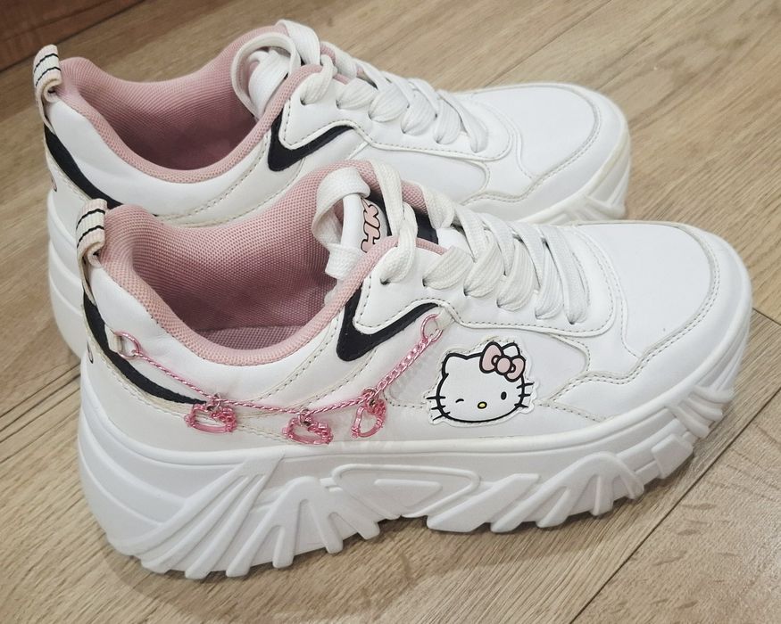 Маратонки Hello Kitty от Bershka