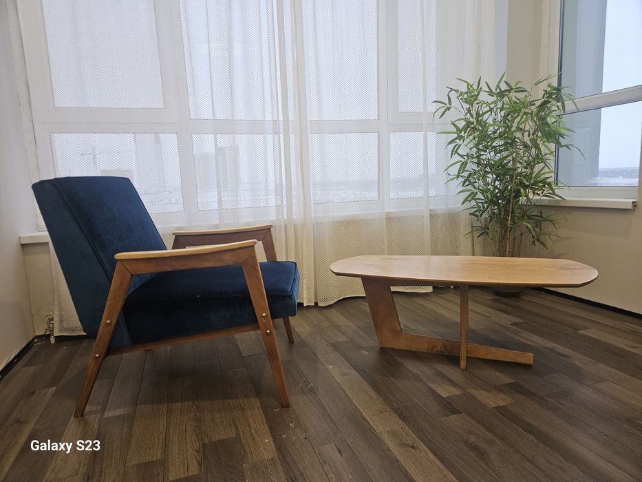 Продам кресло часы зеркало со стульями стол.