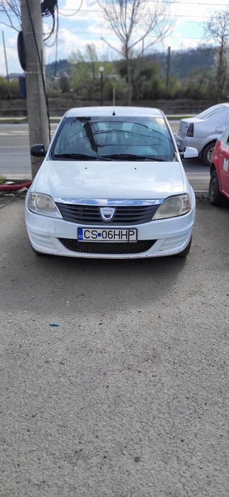 Vând Dacia Logan