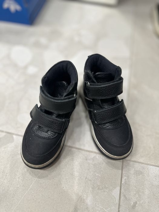 Продам ботинки на мальчика 26 размер