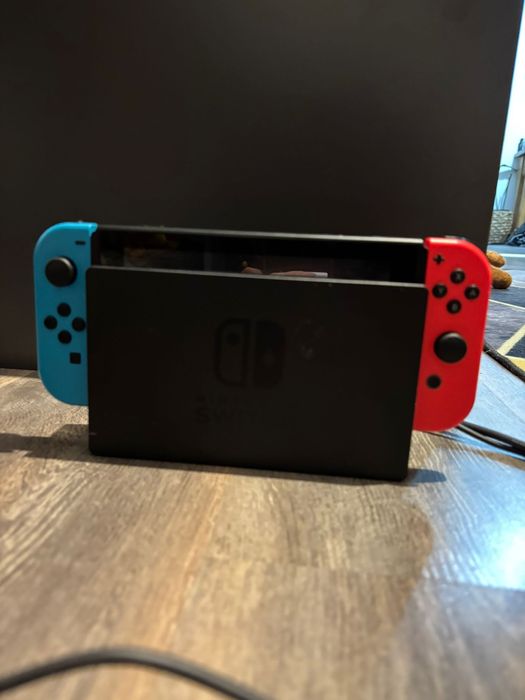 Nintendo switch 1 cu o consola.
