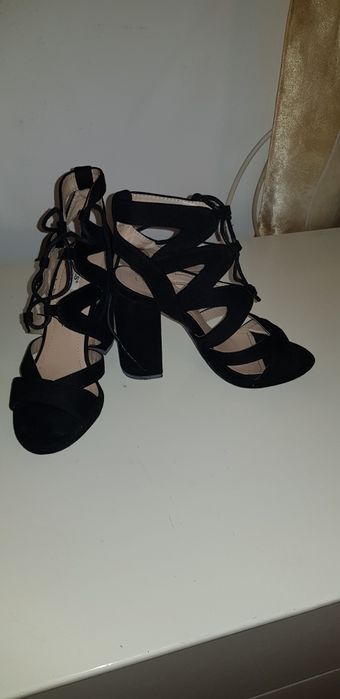 Sandale negre cu toc, de vanzare