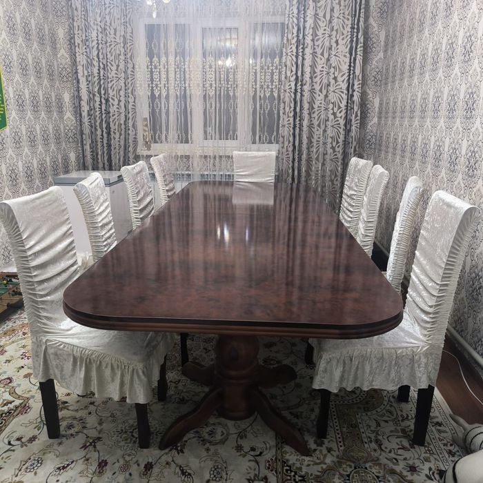 Стол с стульями в гостиную