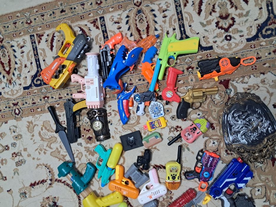 Пистолеты и игрушки продам