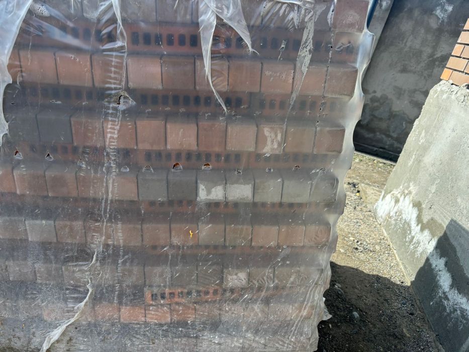 Кирпичи 869 штук