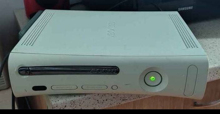 Vând 2 xboxuri 360