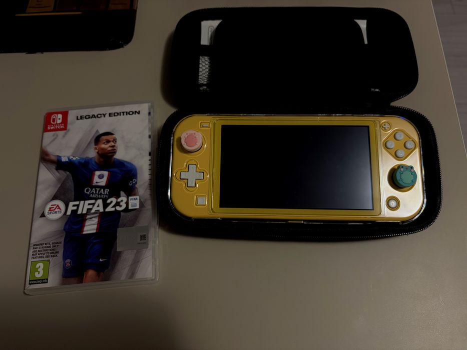Nintendo Switch Lite cu joc FIFA 2023