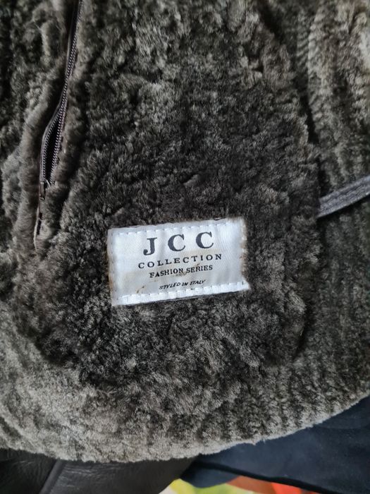 Se vând 2 cojoace unul piele naturala și celalalt sintetic