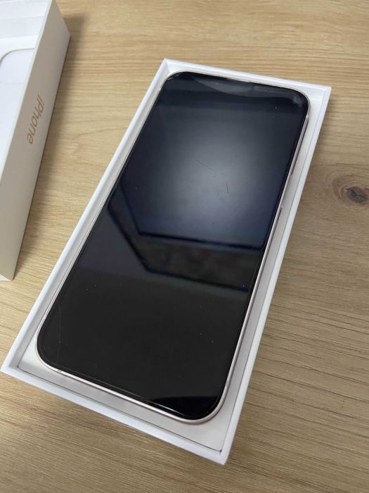 iPhone 13 256GB PINK - Stare impecabilă + 7 huse la pachet