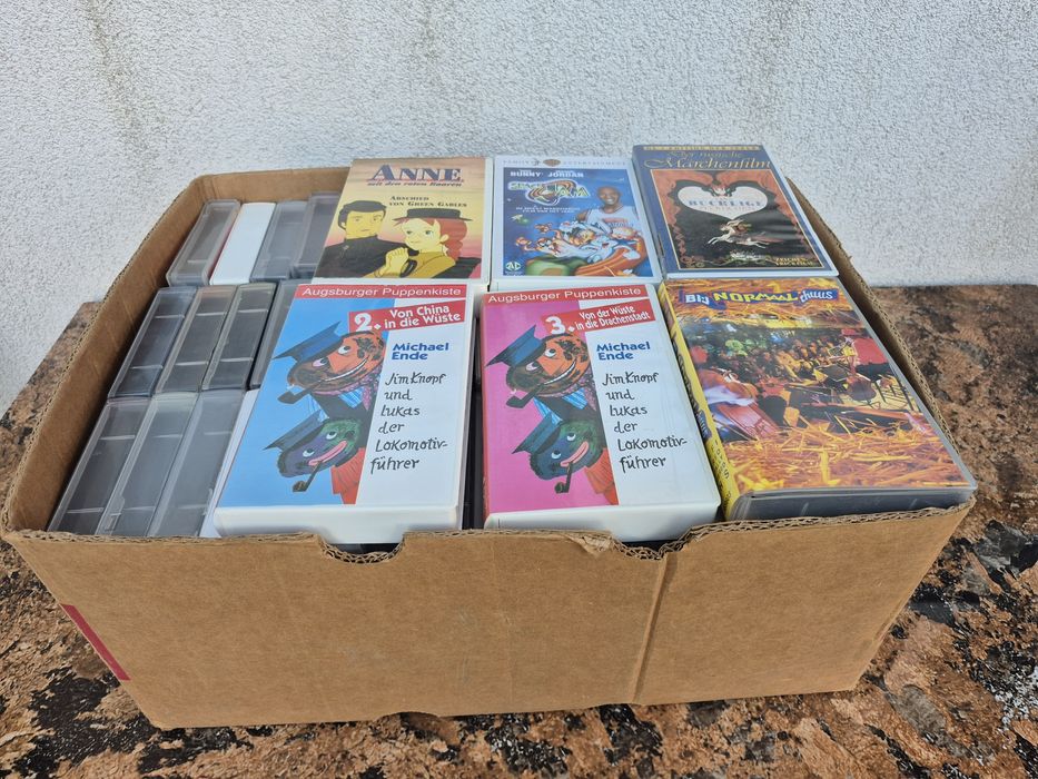 Vând 55 casete video VHS originale cu filme animație