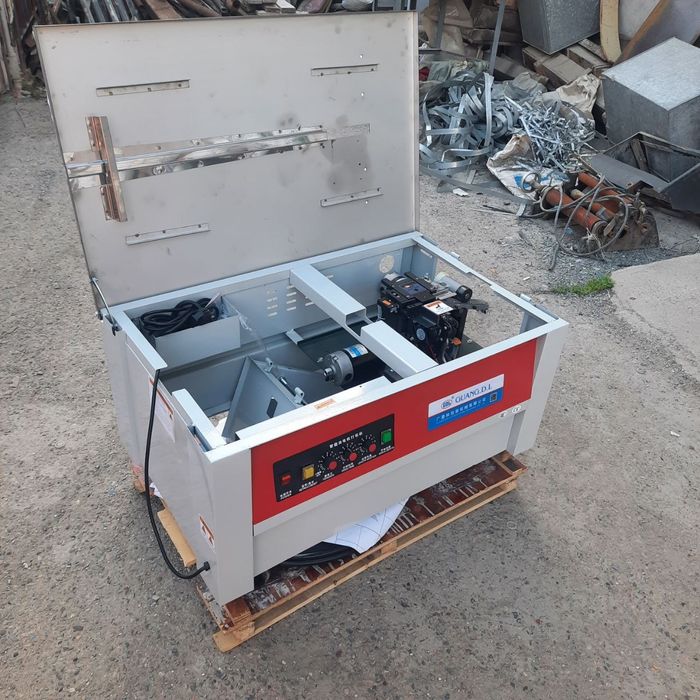 SHT-001 - past stolli yarim avtomatik bog'lash mashinasi.  Strep Lenta