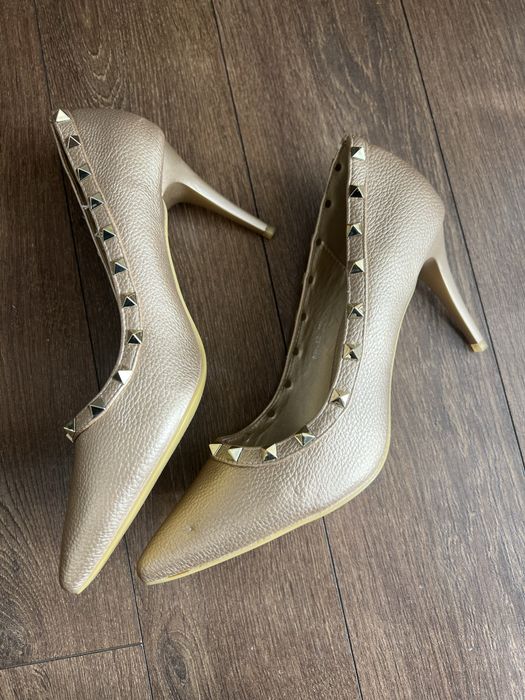 Продавам нови златисти обувки