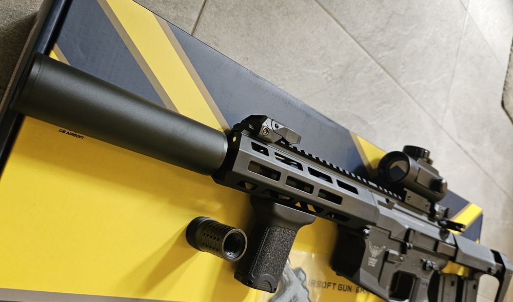 Airsoft Double eagle badger M904G red dot, заглушител, грип и батерия