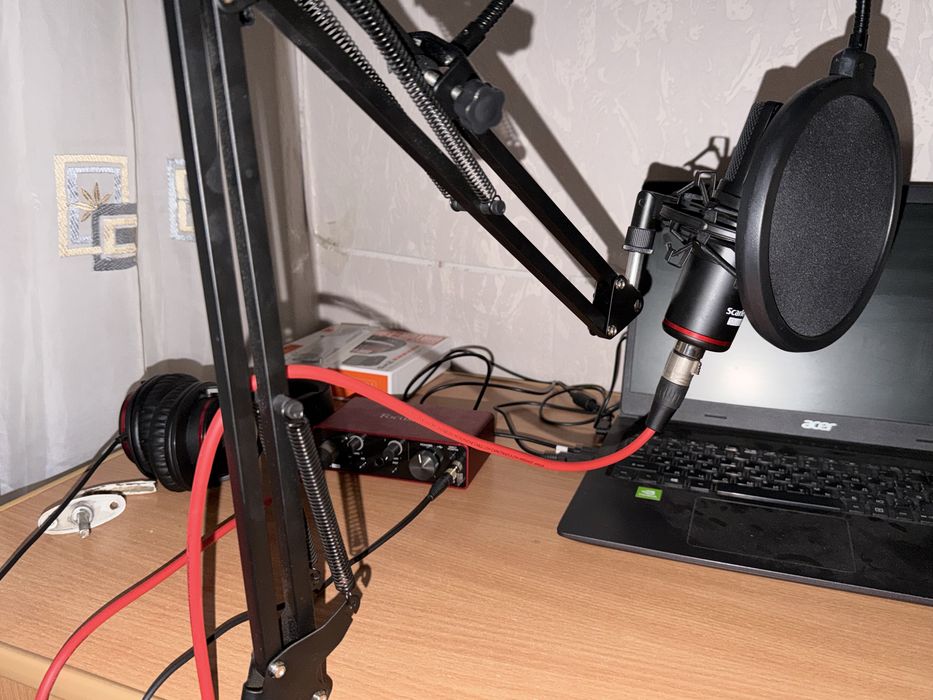 Focusrite scarlett solo studio + стойка