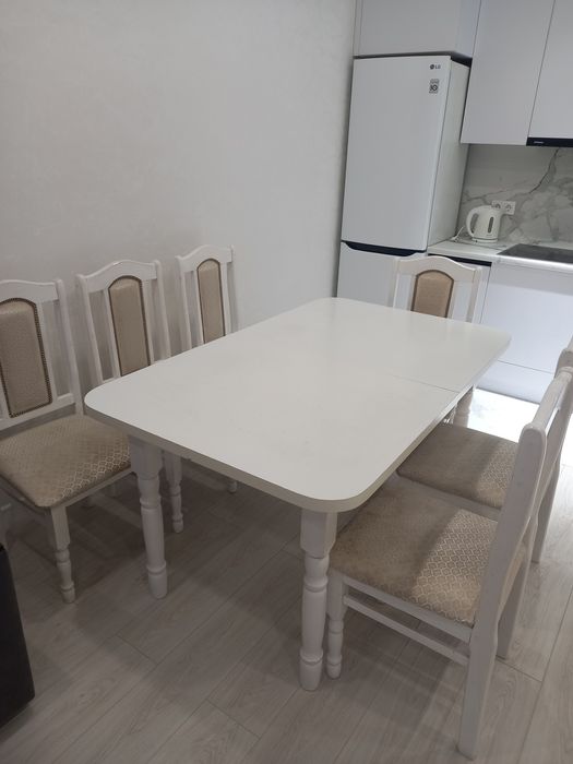 Продается стол с 6 стульями