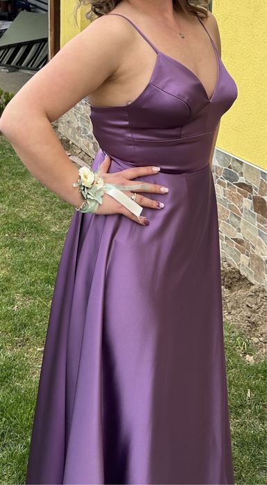 Елегантна сатенена рокля