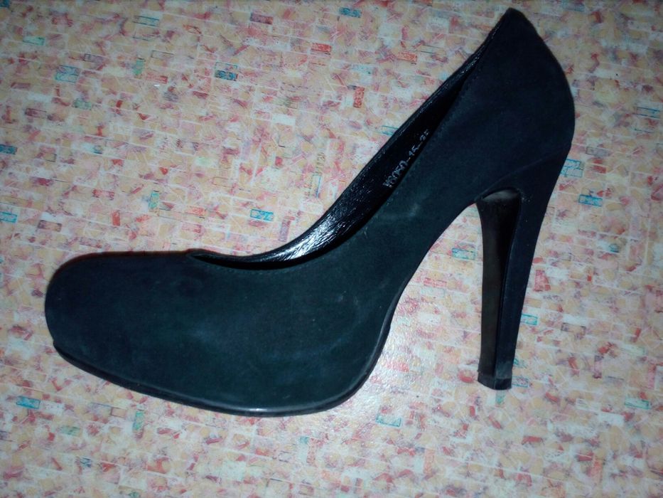 Продам замшевые туфли