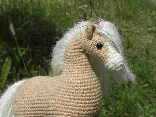 Красив кон - плюшена играчка плетена на една кука