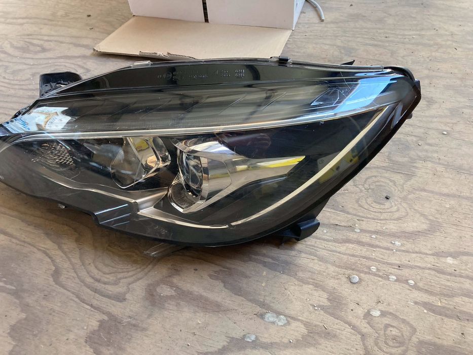 Ляв фар за Peugeot 308. 2017-20.