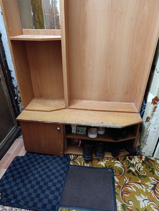 Шкаф для прихожей, для обуви,для всякой мелочи имеются шкафчики полки