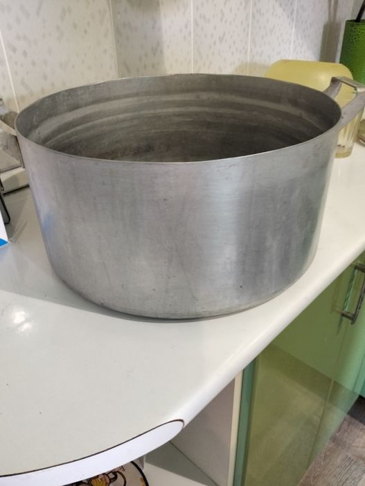 Продам кастрюлю больше
