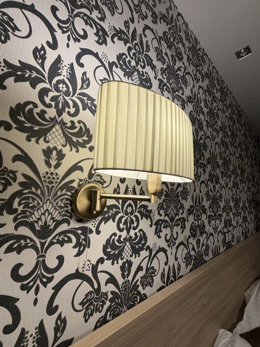 Vand set aplica tavan+ 2 aplice atasate deasupra noptierei