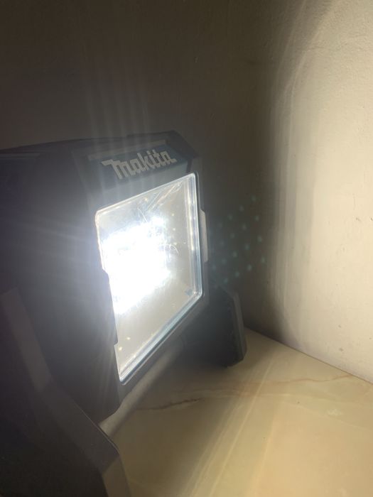 Makita ML003G proiector