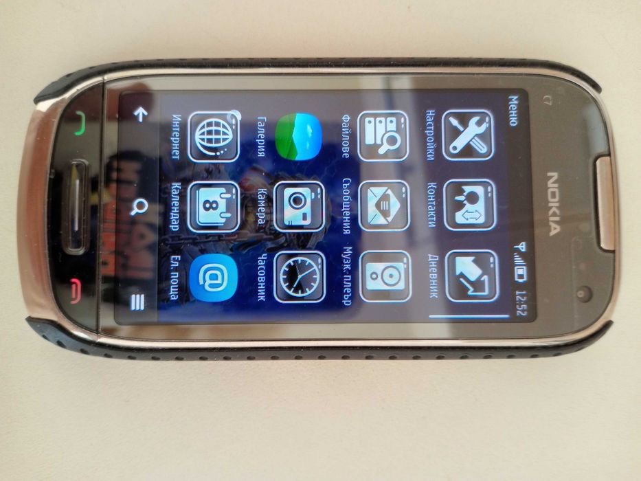 Продавам NOKIA -C7 +много екстри към  нея - подаръци