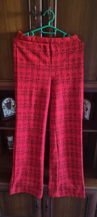Pantaloni rosi elastici