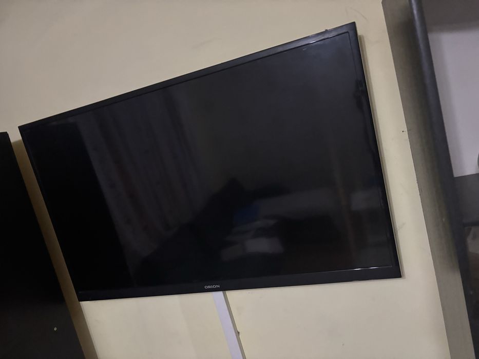 Vând 3 televizoare second hand – funcționale, stare foarte bună