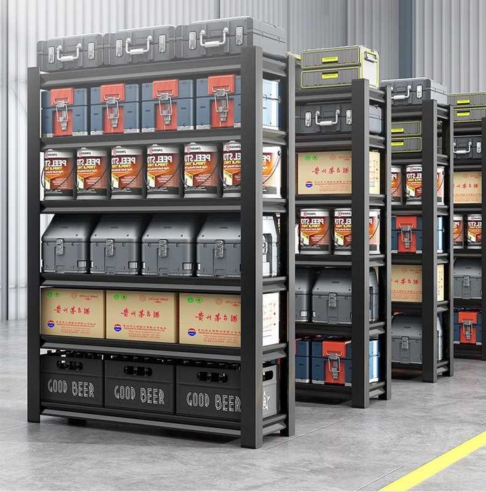 Металлический стеллаж с полками для хранения вещей и инструментов есть